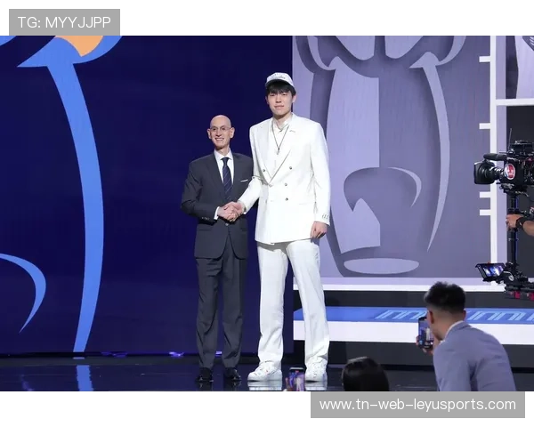 开拓者险胜掘金 杨瀚森没获得登场机会，杨瀚森篮球